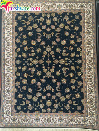 فرش طرح افشان شاه عباسی بافته شده با رنگ زمینه‌ی سرمه‌ای