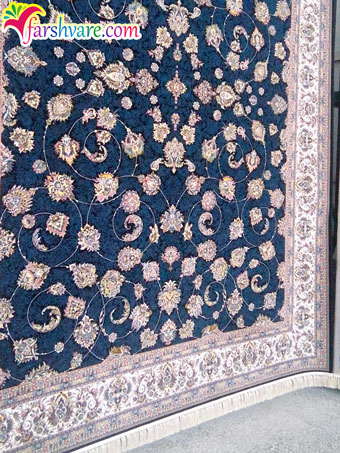 فرش طرح افشان شاه عباسی سرمه‌ای بافته شده